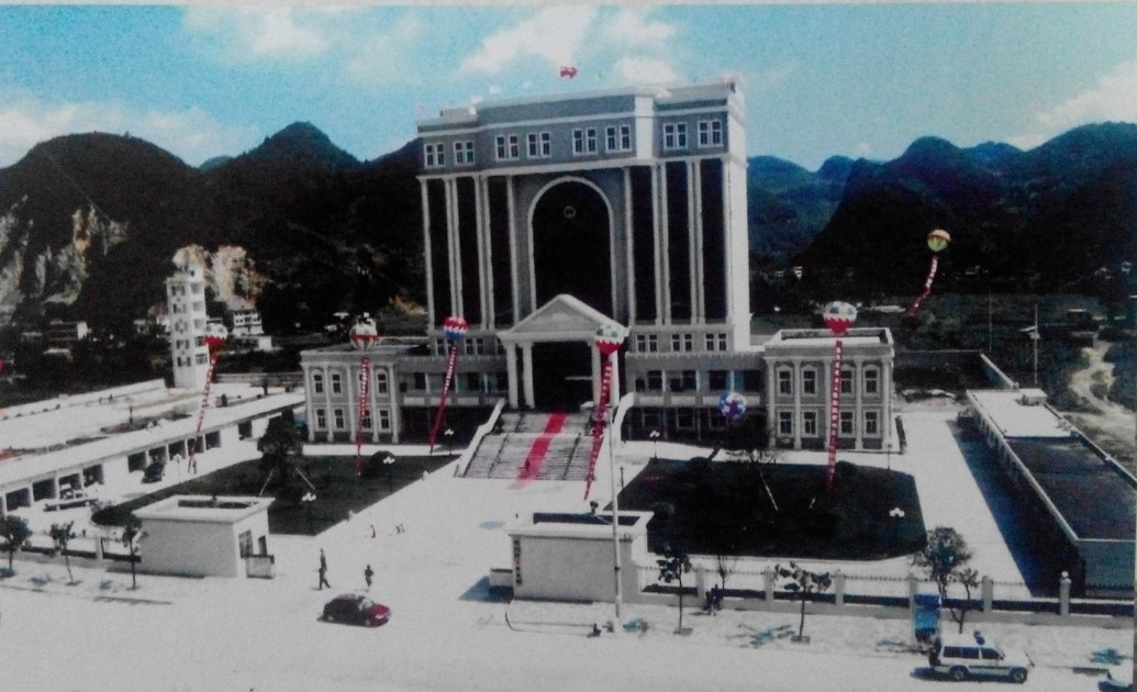 二〇〇四年四月,法院在现胜利路2号腾龙大道北端西侧建成审判办公楼,并从清江大道513号迁入此处办公。.jpg 二〇〇四年四月,法院在现胜利路2号腾龙大道北端西侧建成审判办公楼,并从清江大道513号迁入此处办公。.jpg