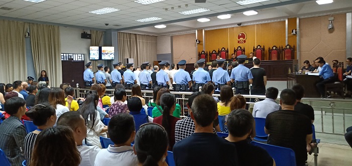 恩施市法院开庭审理21人涉恶案.jpg