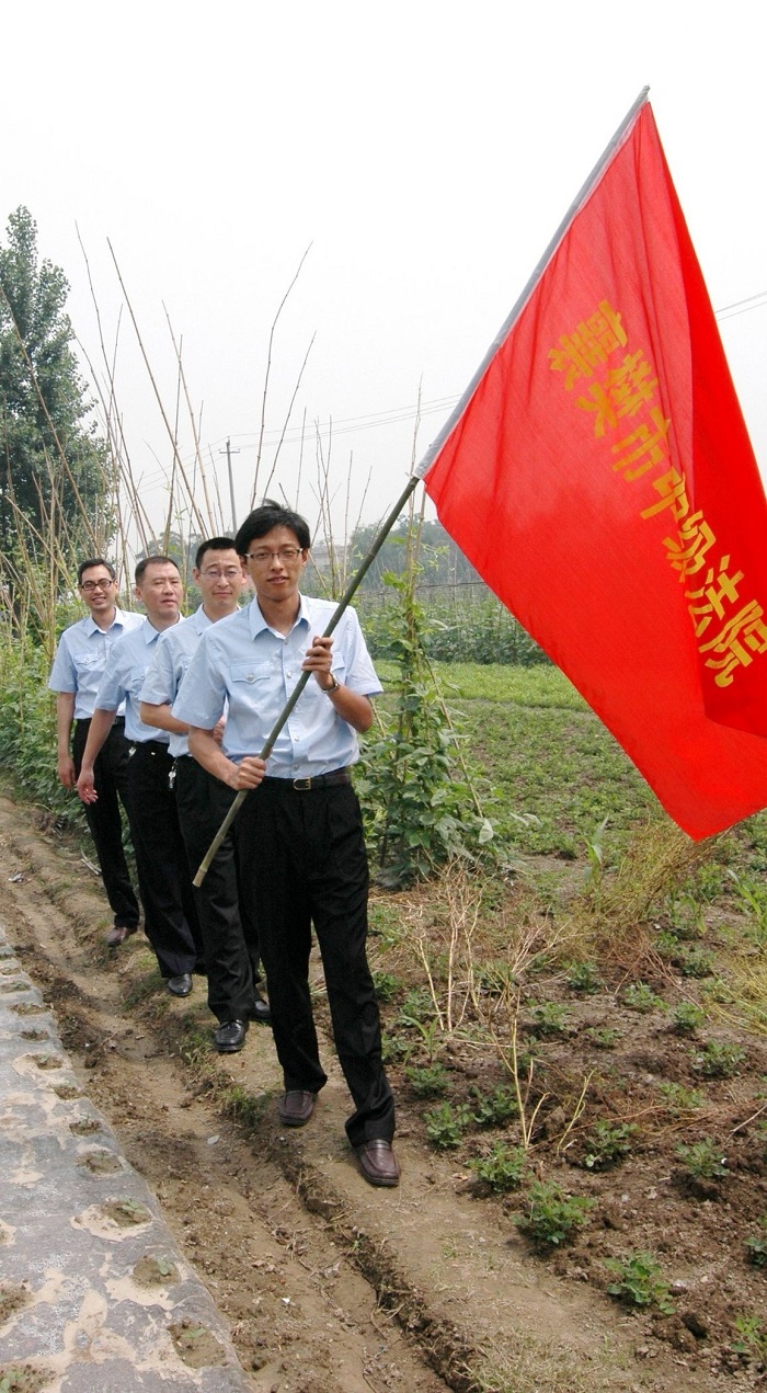 2009年4月1日，苏轶法官在襄城庞公乡巡回办案.jpg