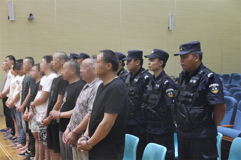 张胜和张孝文等12名涉黑人员在大悟法院当庭认罪服判